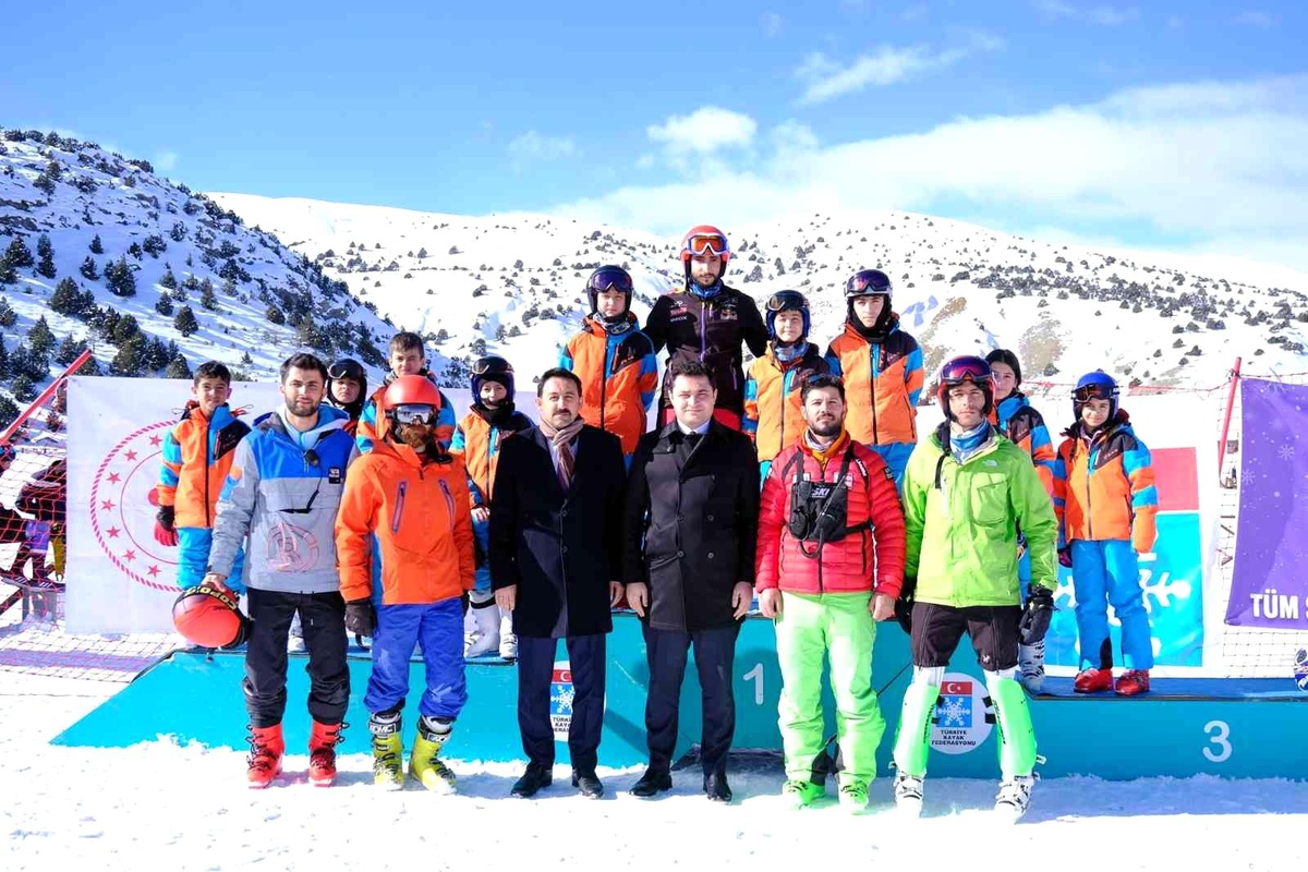 Alp Disiplini U18 Büyükler eleme yarışmalarında dereceye giren sporculara madalyaları verildi