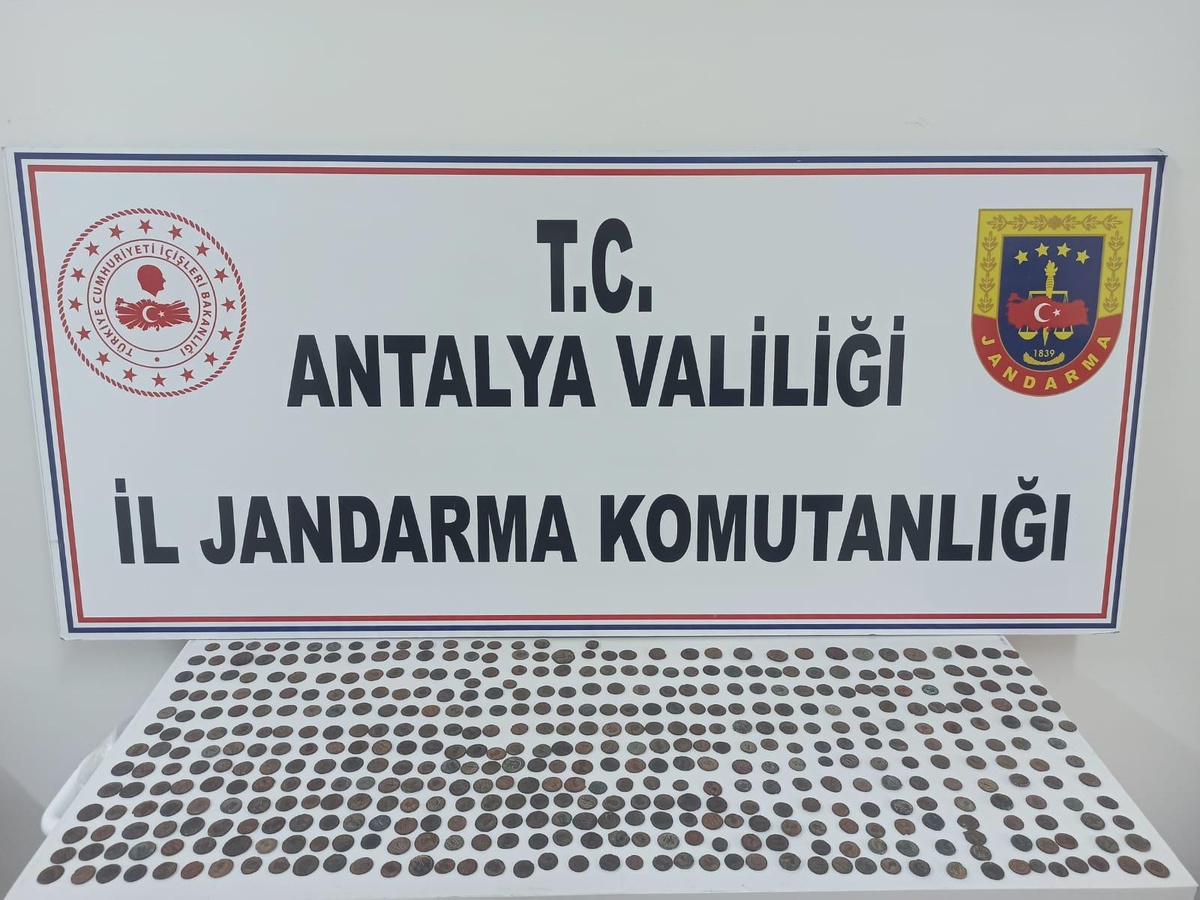 Son dakika haberleri | Antalya\'da tarihi eser operasyonunda 474 sikke ele geçirildi