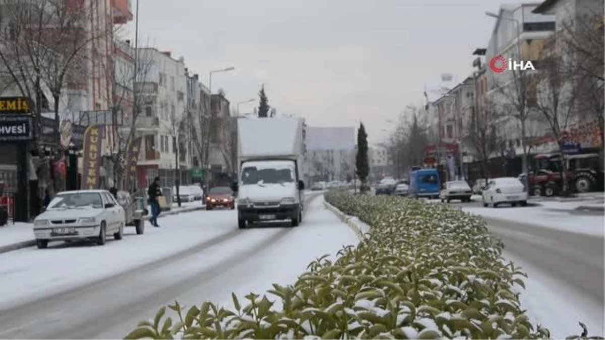 Antalya\'nın Korkuteli ilçesinde kar sevinci