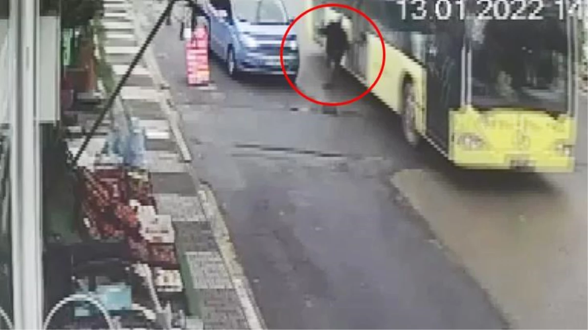 Arızalanan aracını kontrol eden yaşlı adama yoldan geçen otobüs çarptı