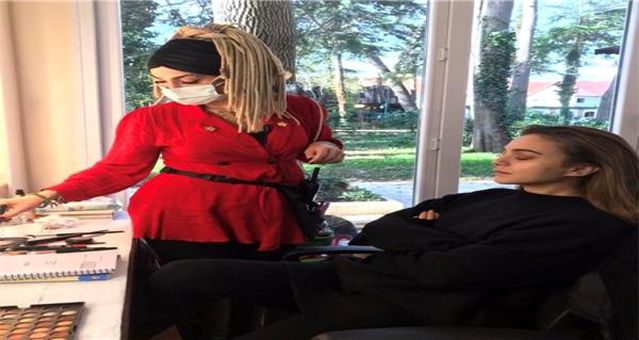 Aziz'in Dilruba ve Efnan'ı makyajları ile 2022'ye şimdiden damgasını vurdu
