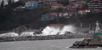 Batı Karadeniz'de kuvvetli fırtına... Dalgalar liman duvarını aştı