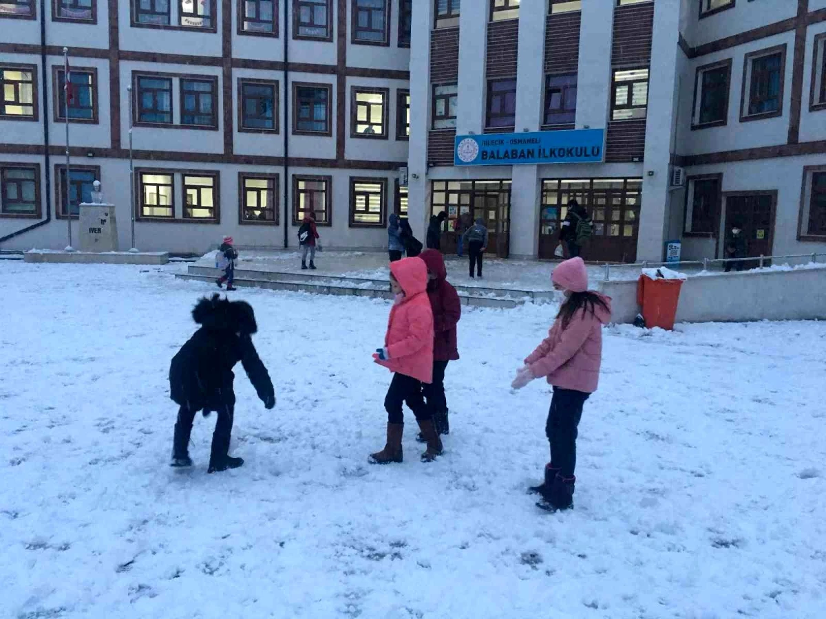 Bilecik\'te kar yağışına en çok çocuklar sevindi