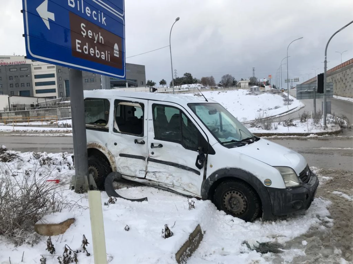 Bilecik\'te yolcu minibüsü ile hafif ticari araç çarpıştı, 7 kişi yaralandı