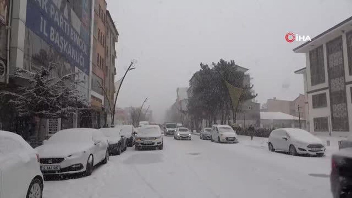 Bingöl'de kar yağışı kente beyaza bürüdü