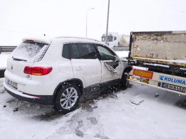 TEM Otoyolu'nda kar yağışı sebebiyle 24 araç birbirlerine girdi