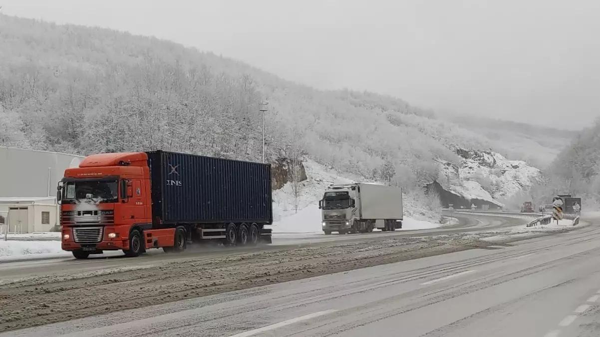 Bursa-Ankara kara yolunda kar etkili oluyor (2)