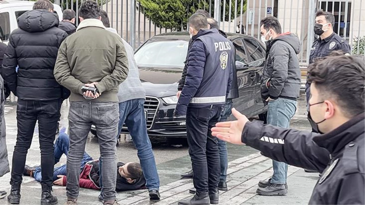 Çağlayan\'da adliye önünde hareketli anlar! Polisi bıçaklayan saldırgan, vurularak etkisiz hale getirildi