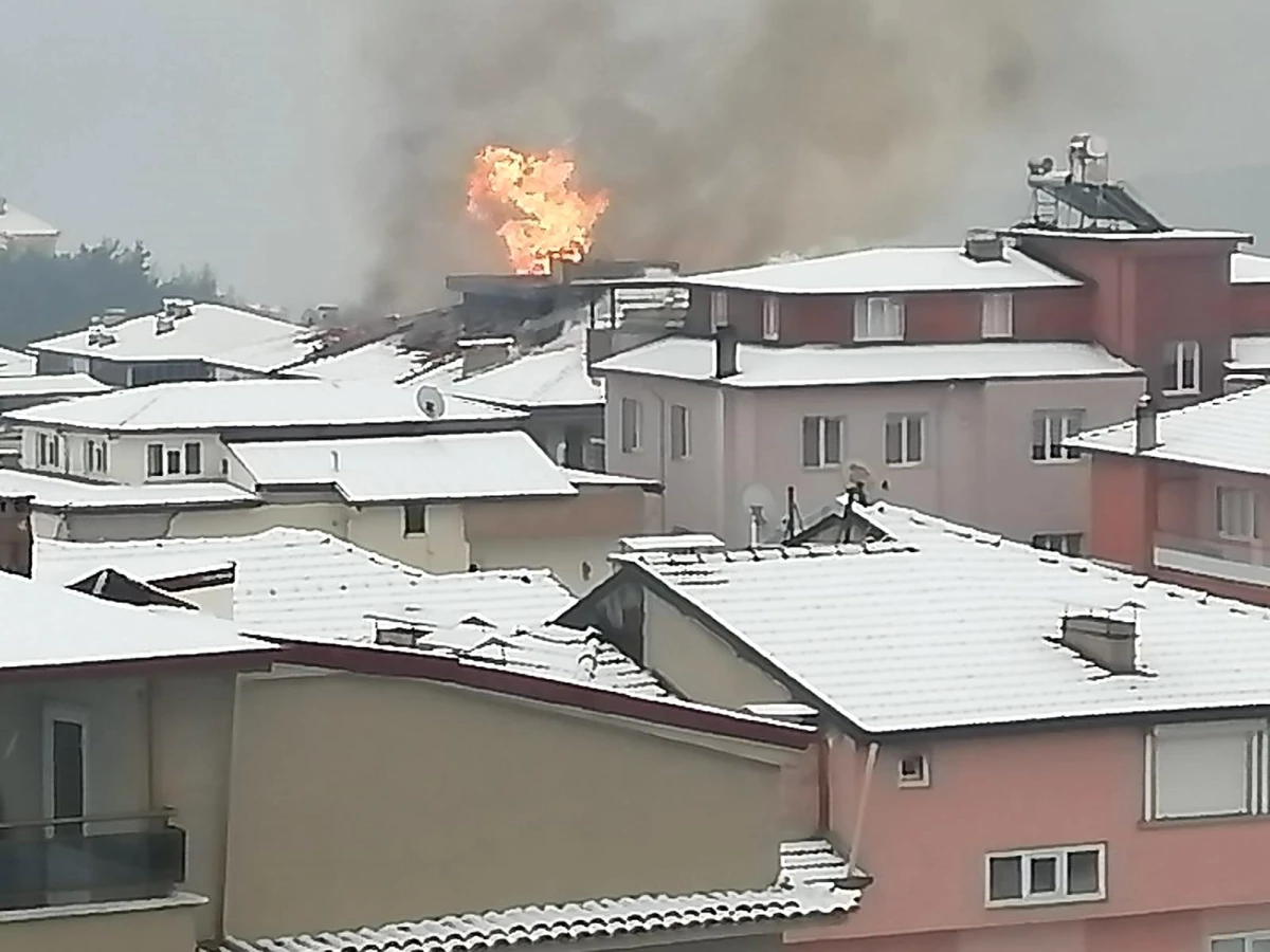 Son dakika yerel: Çatı yangını vatandaşı sokağa döktü