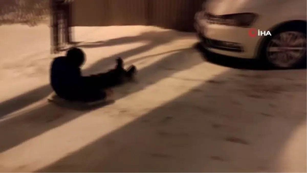 Çocukların tepsiyle kar keyfi