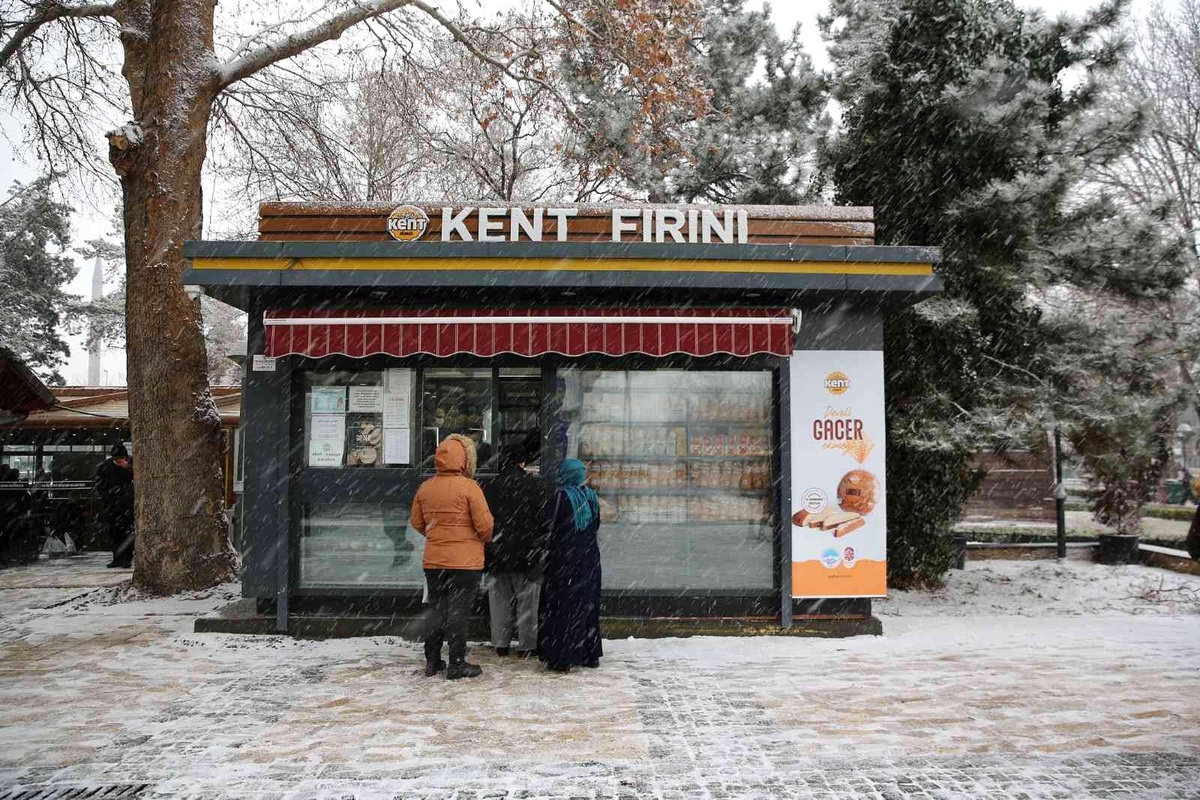 Cumhuriyet Meydanı\'ndaki kent ekmek büfe sayısı ikiye çıkarıldı