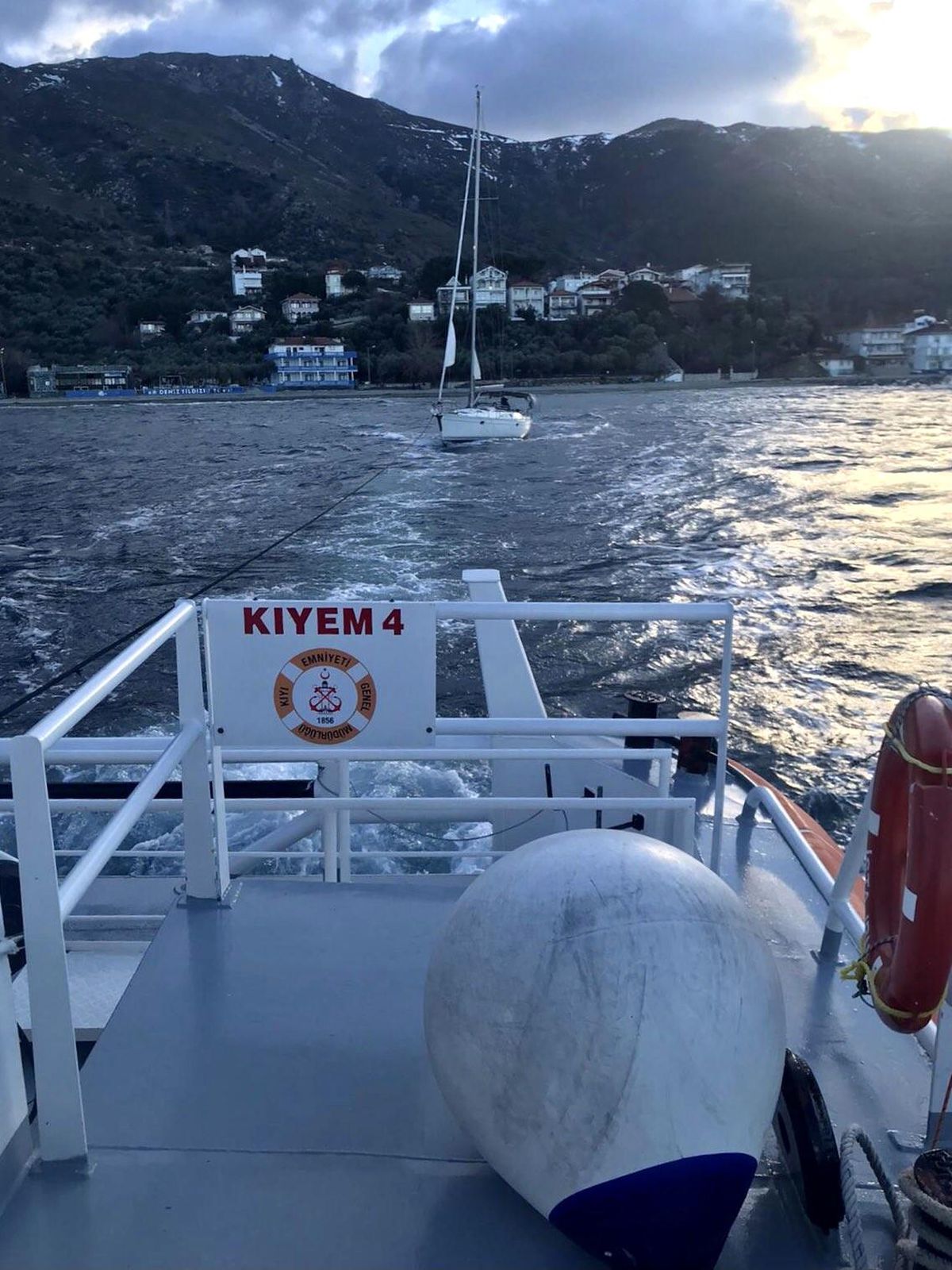 Hayırsızada\'da karaya oturan tekne, bot ile kurtarıldı