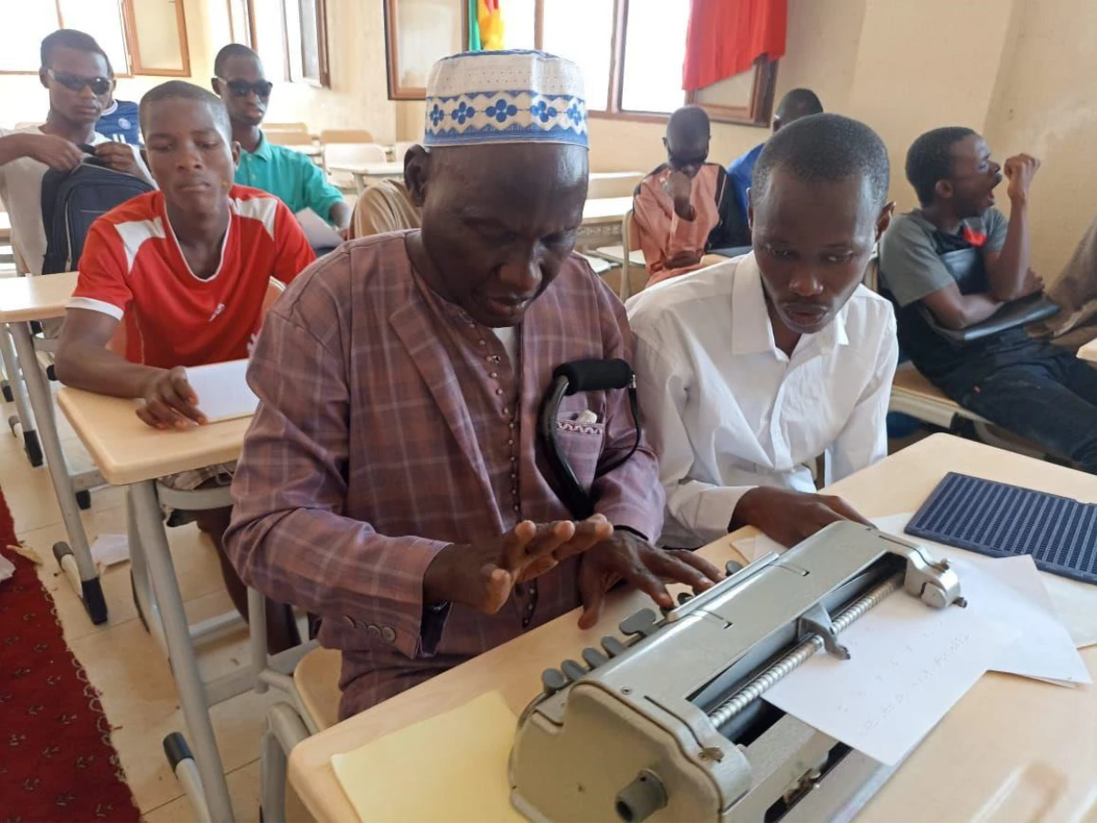 İDDEF Gine\'deki görme engelli öğrencilere Braille alfabesiyle Arapça öğretiyor