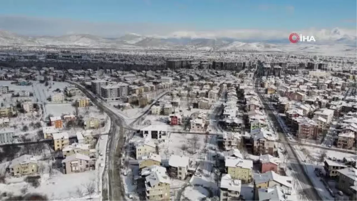 Isparta'da kar yağışı zor anlar yaşattı-Pazarcı esnafı açık havada kurduğu sobayla ısınmaya çalıştı