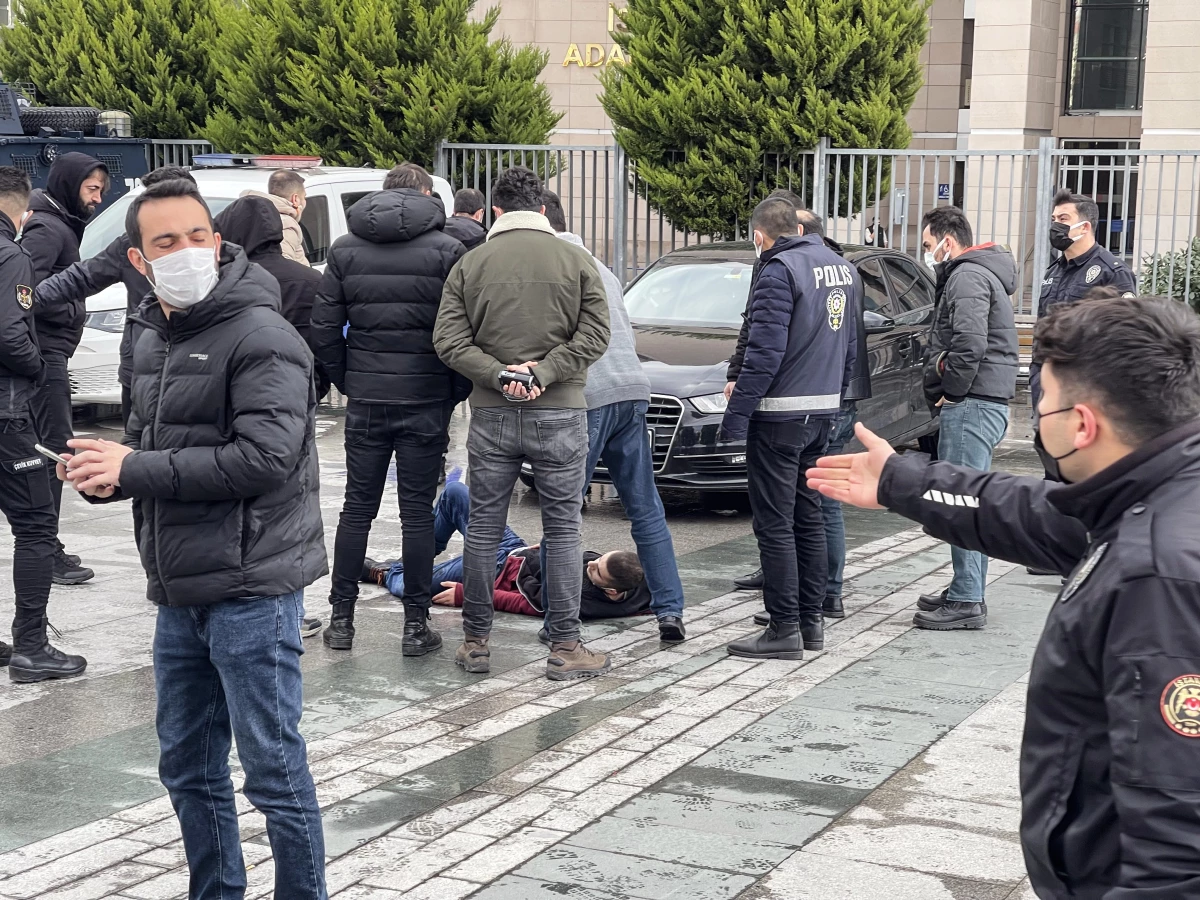 Bıçaklı saldırıya uğrayan polis memuru yaralandı