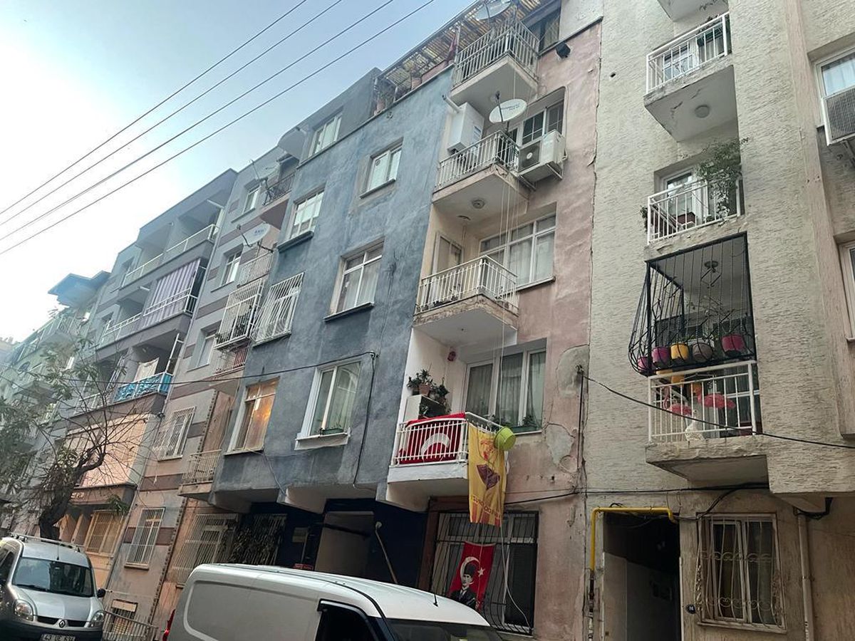 Son dakika haberleri: İzmir\'de apartmanın havalandırma boşluğuna düşen çocuk ağır yaralandı