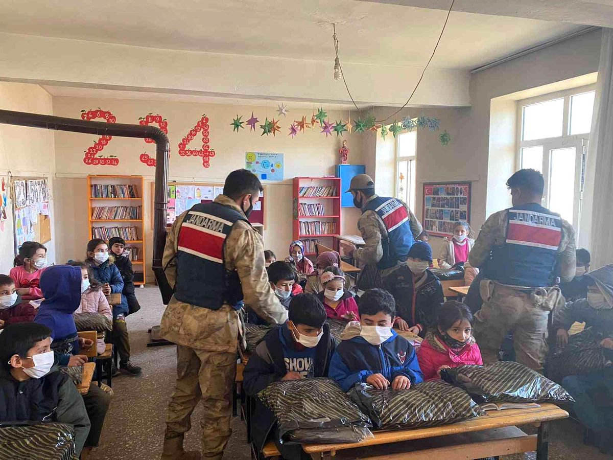 Jandarma yürekleri ısıttı