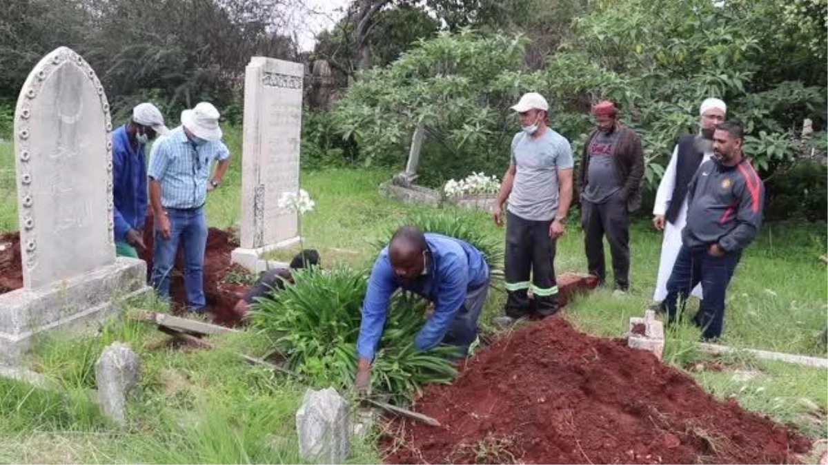 JOHANNESBURG - Güney Afrika\'daki son Osmanlı Başkonsolosunun naaşı "asıl" mezarına geri defnedildi