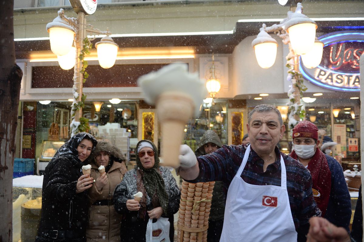 Kahramanmaraş\'ta kar altında dondurma dağıtıldı