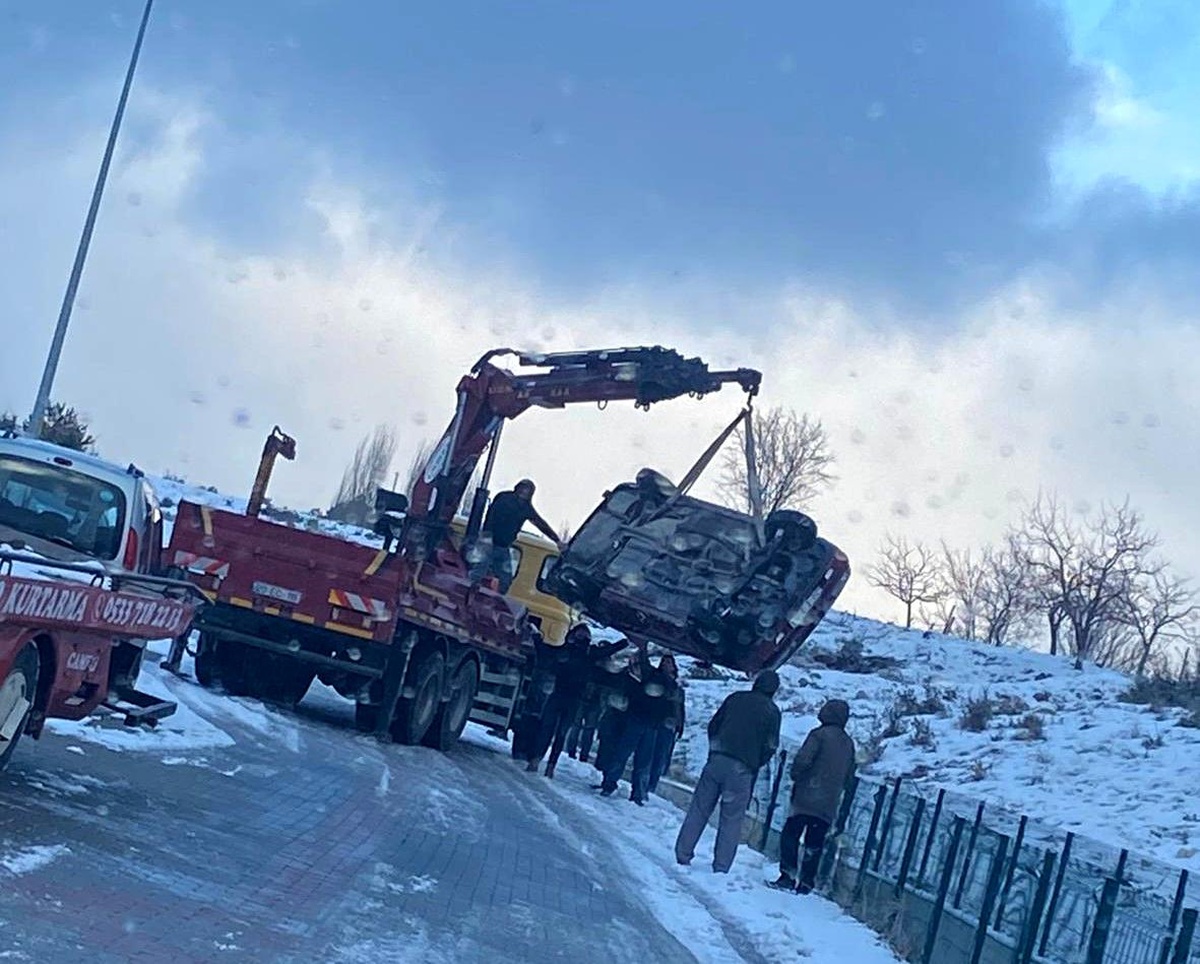 Kanala düşen otomobilden burnu kanamadan kurtuldu