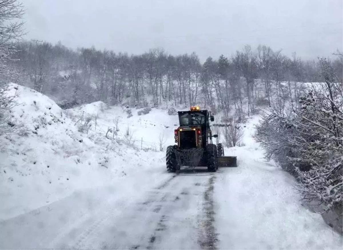 Kapanan köy yollarının ulaşıma açılması için seferber oldular
