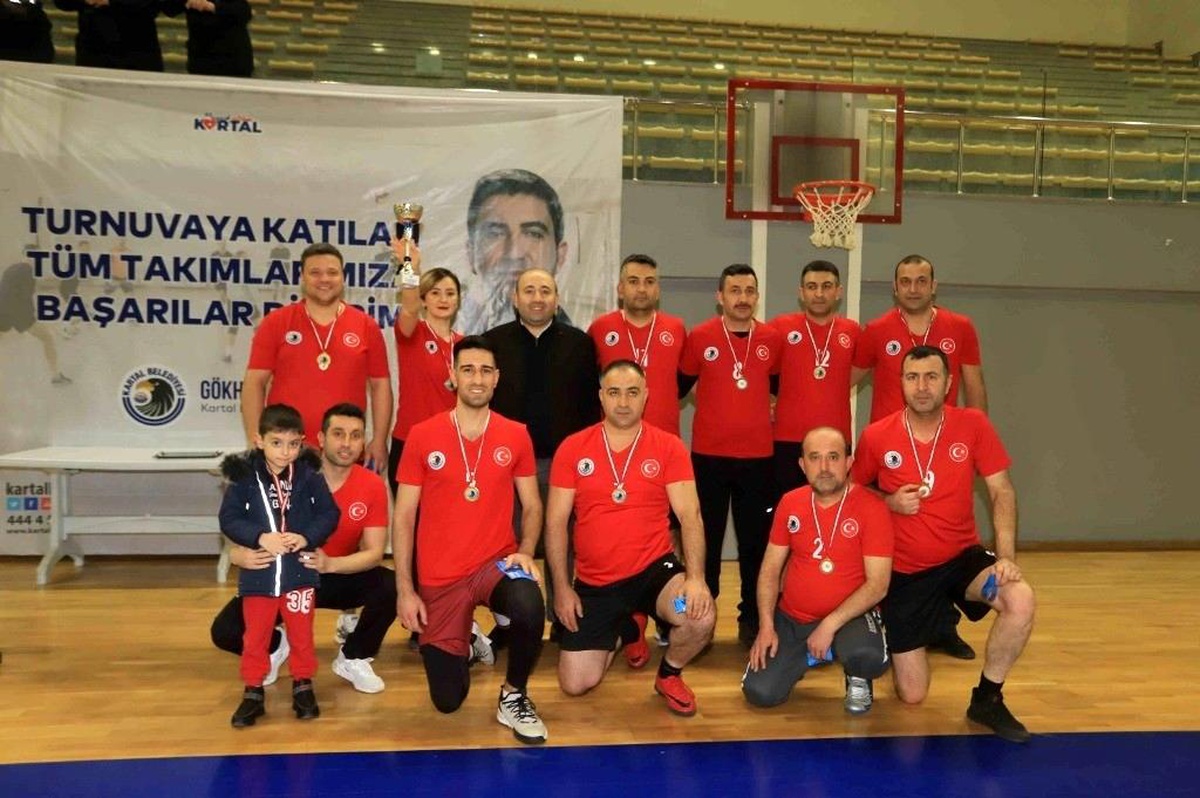 Kartal\'da voleybol turnuvasının şampiyonu zabıta müdürlüğü oldu