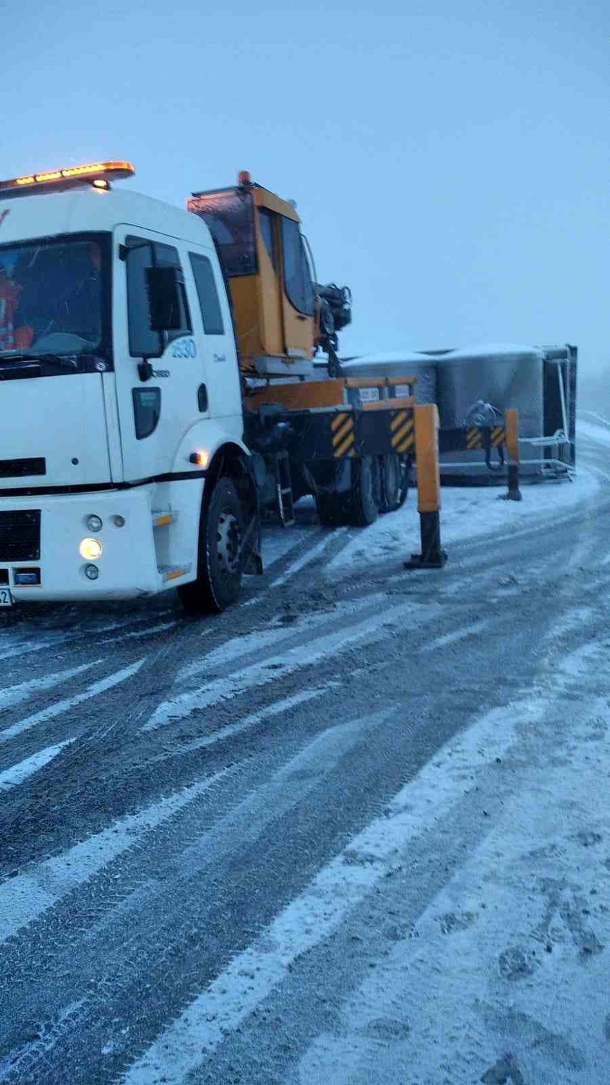 Kaygan yolda süt kamyonu devrildi: 1 yaralı