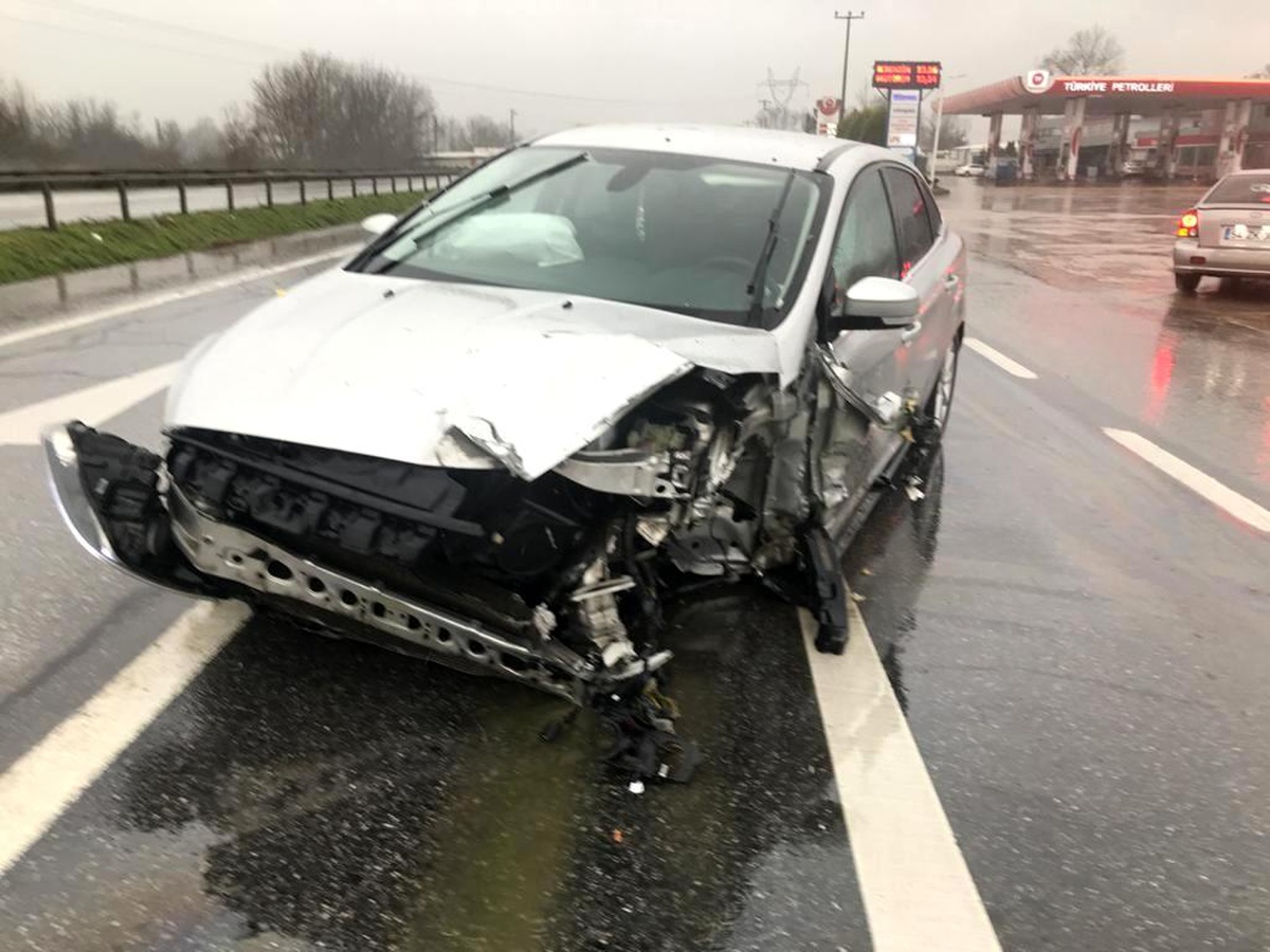 Kayganlaşan yolda kontrolden çıkan otomobil bariyerlere çarptı
