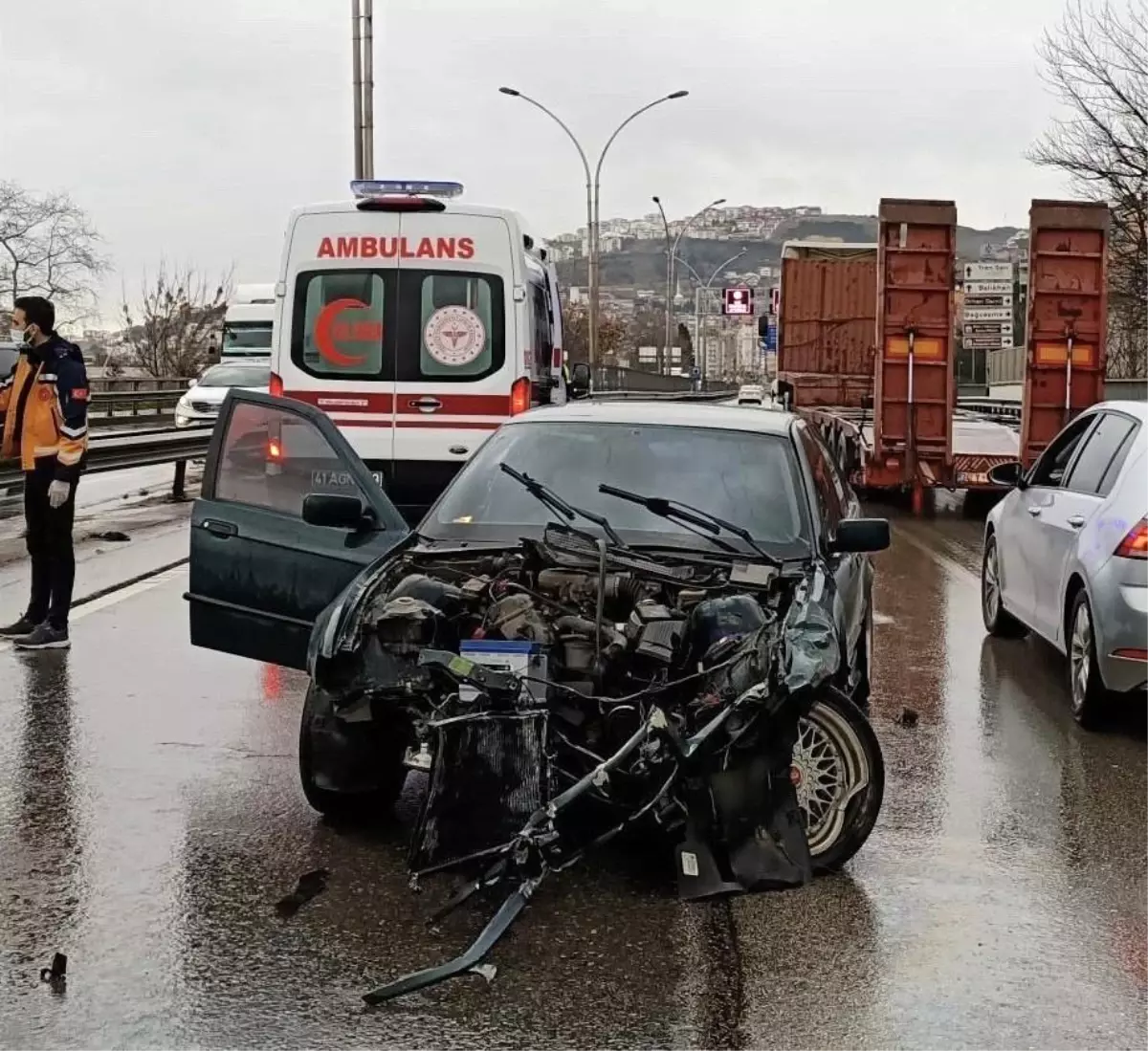 Kocaeli\'de hatalı sollama kazaya sebep oldu: 1 yaralı