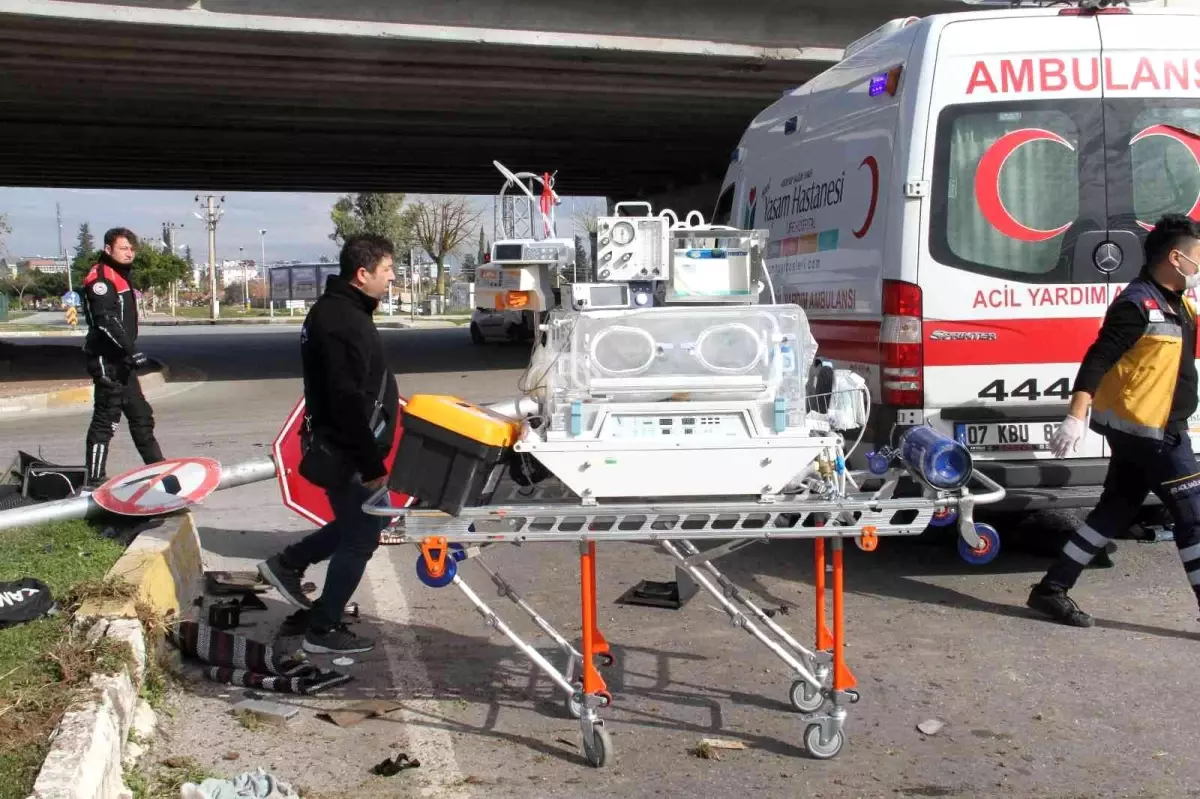 Son dakika haber | Kontrolden çıkan otomobil ortalığı savaş alanına çevirdi... Yaralının yardımına bebek ihbarına giden sağlık ekipleri yetişti