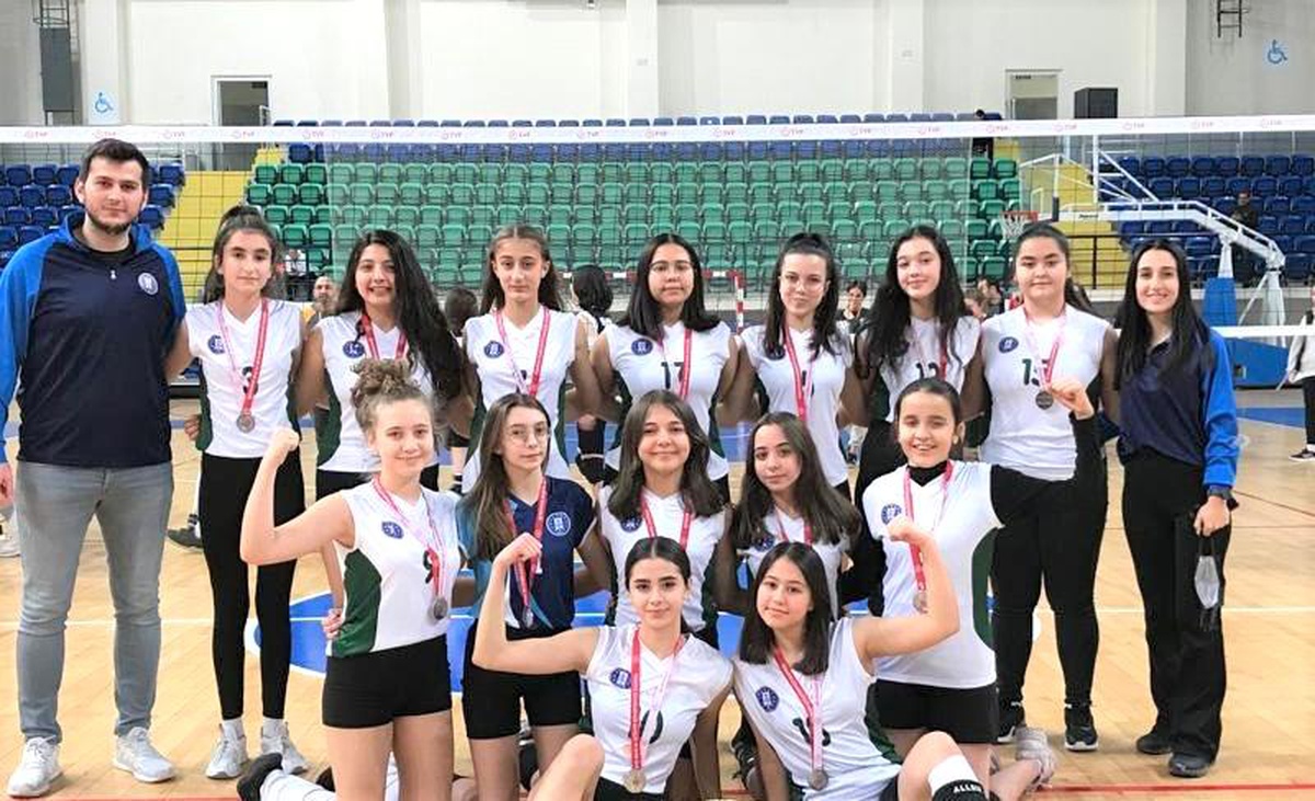Kütahya Belediyespor Küçük Kızlar Voleybol Takımı il ikincisi oldu