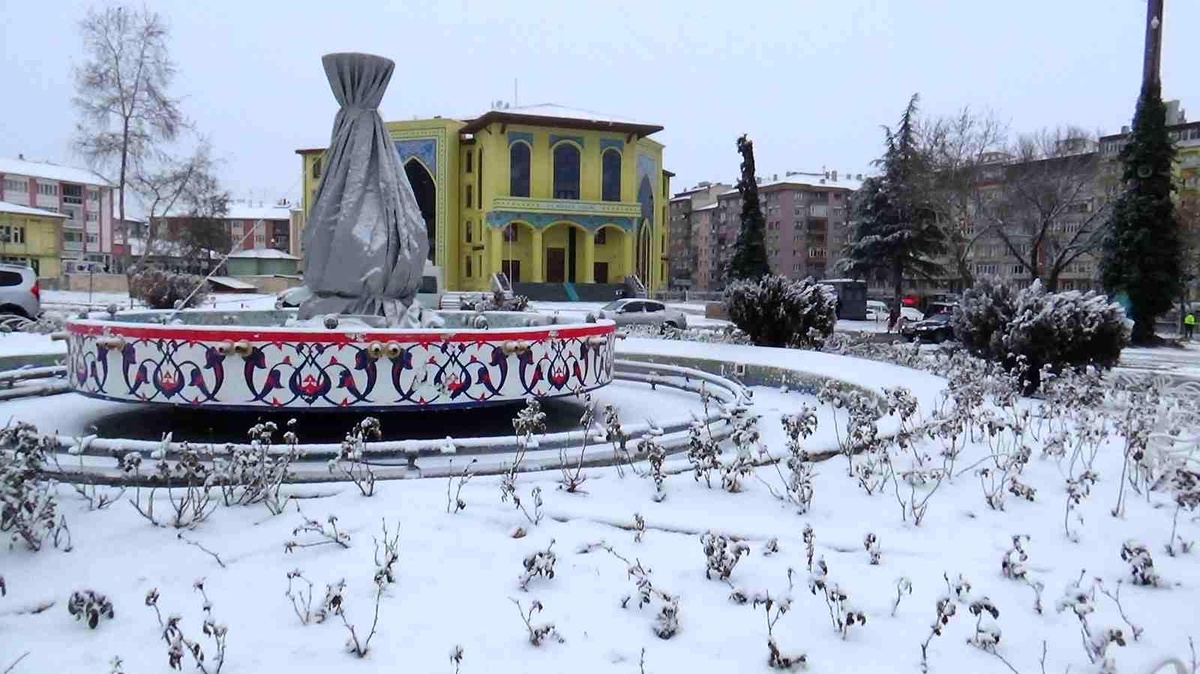 Kütahya beyaza büründü, Tavşanlı\'da eğitim-öğretime bir gün ara verildi
