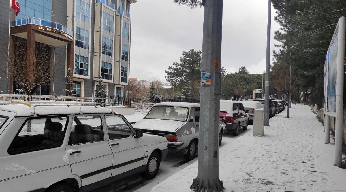 Manisa\'nın Demirci ilçesinde eğitime bir günlük kar arası