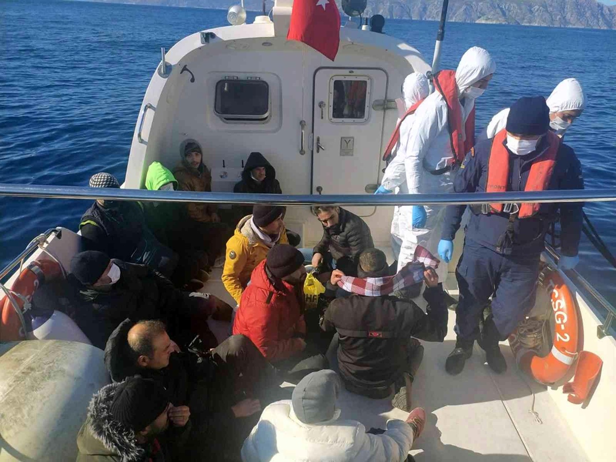 Marmaris\'te 16 düzensiz göçmen kurtarıldı