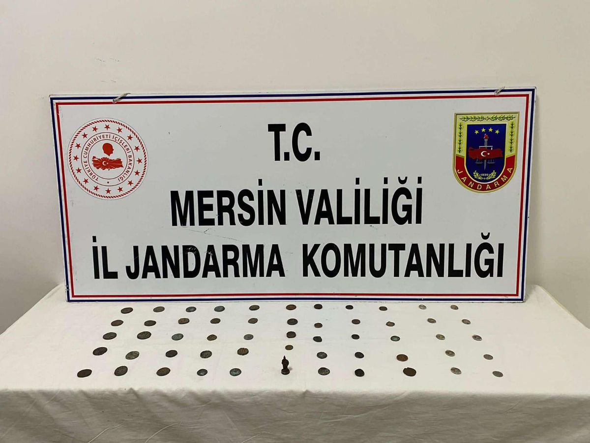 Mersin\'de 54 sikke ve savaşçı figürlü heykelcik ele geçirildi