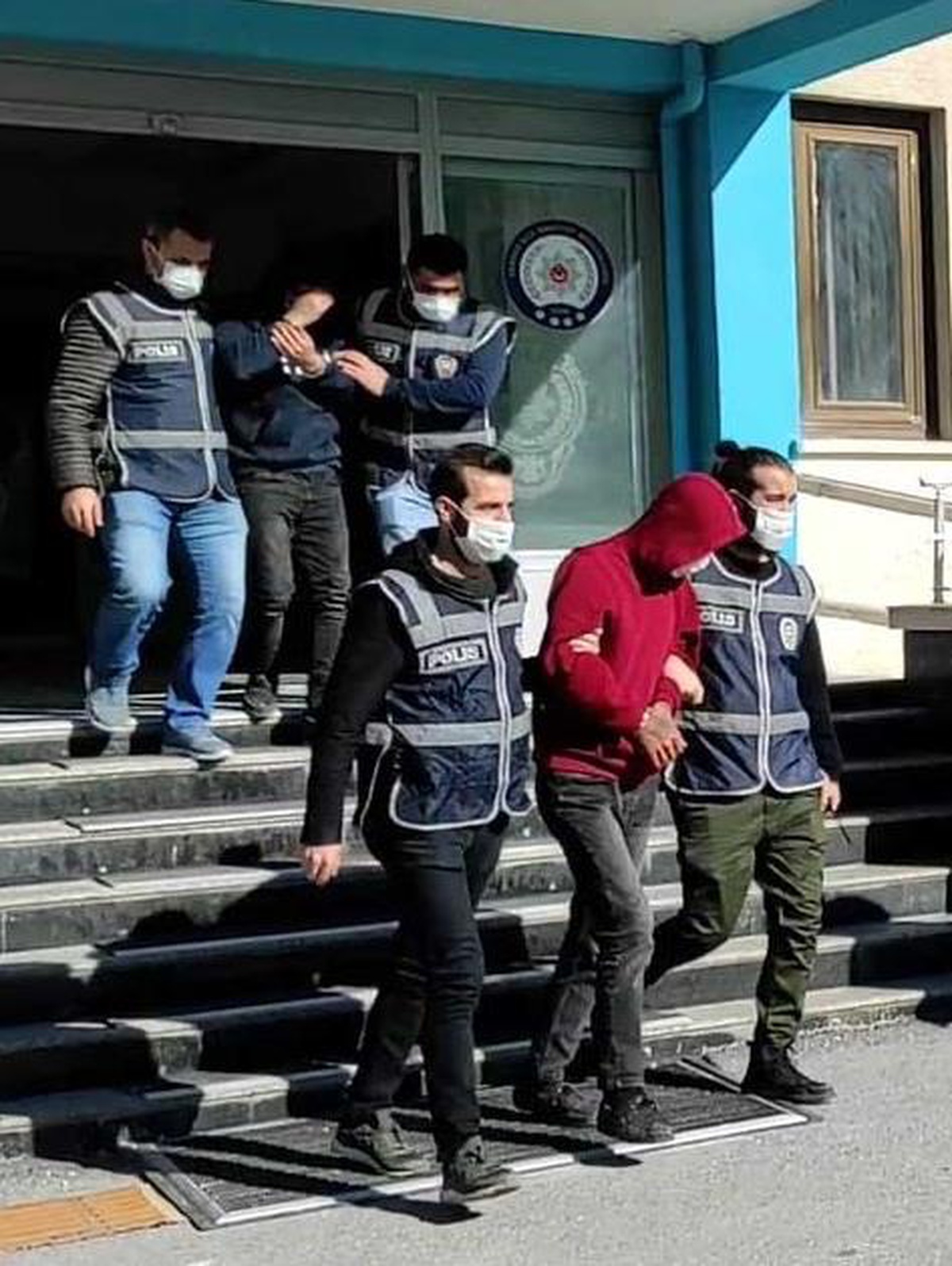 Mersin\'de marketten para ve cep telefonu gasbeden 2 zanlı tutuklandı