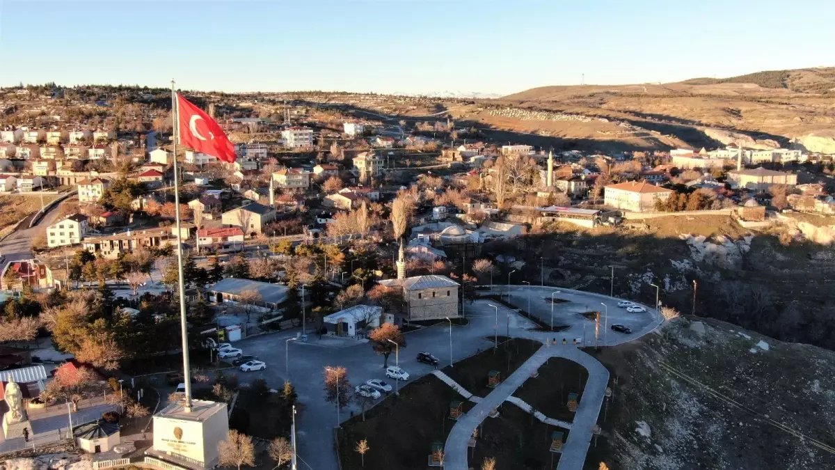 Mevsimler tersine döndü: Batıda kar yağarken Elazığ\'da bahar havası yaşanıyor