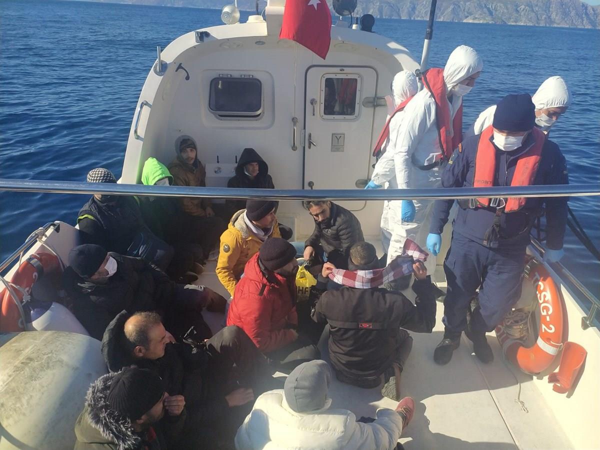 Muğla açıklarında can salındaki 16 düzensiz göçmen kurtarıldı