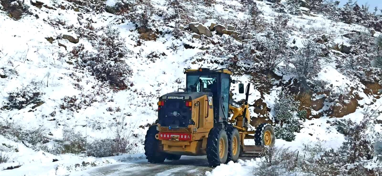 Nazilli\'nin yüksek kesimlerinde yollar karla kaplandı