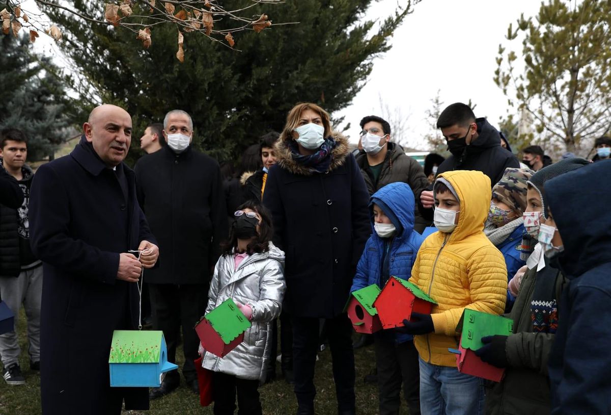 Öğrenciler, elleriyle yaptığı kuş yuvalarını ağaçlara yerleştirdi