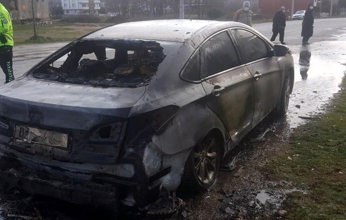 Otomobilin alev alev yandığı anlar kamerada