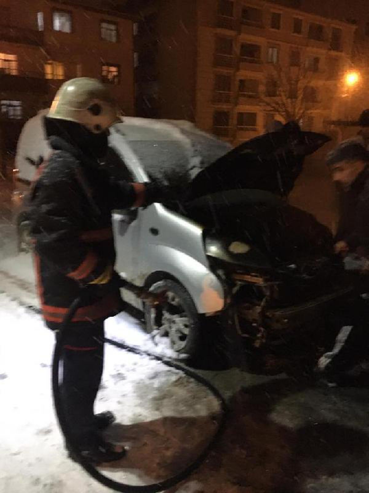 Park halindeyken alev alan aracı itfaiye söndürdü