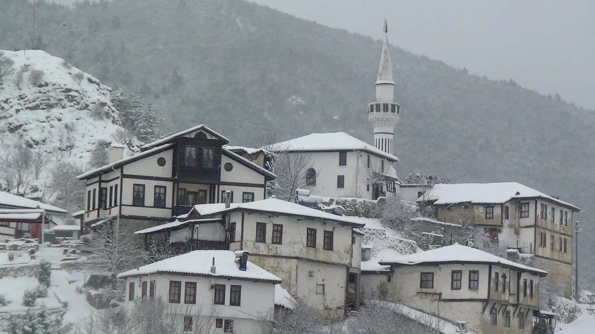 "Sakin şehir" Taraklı\'daki tarihi konaklar karla beyaza büründü