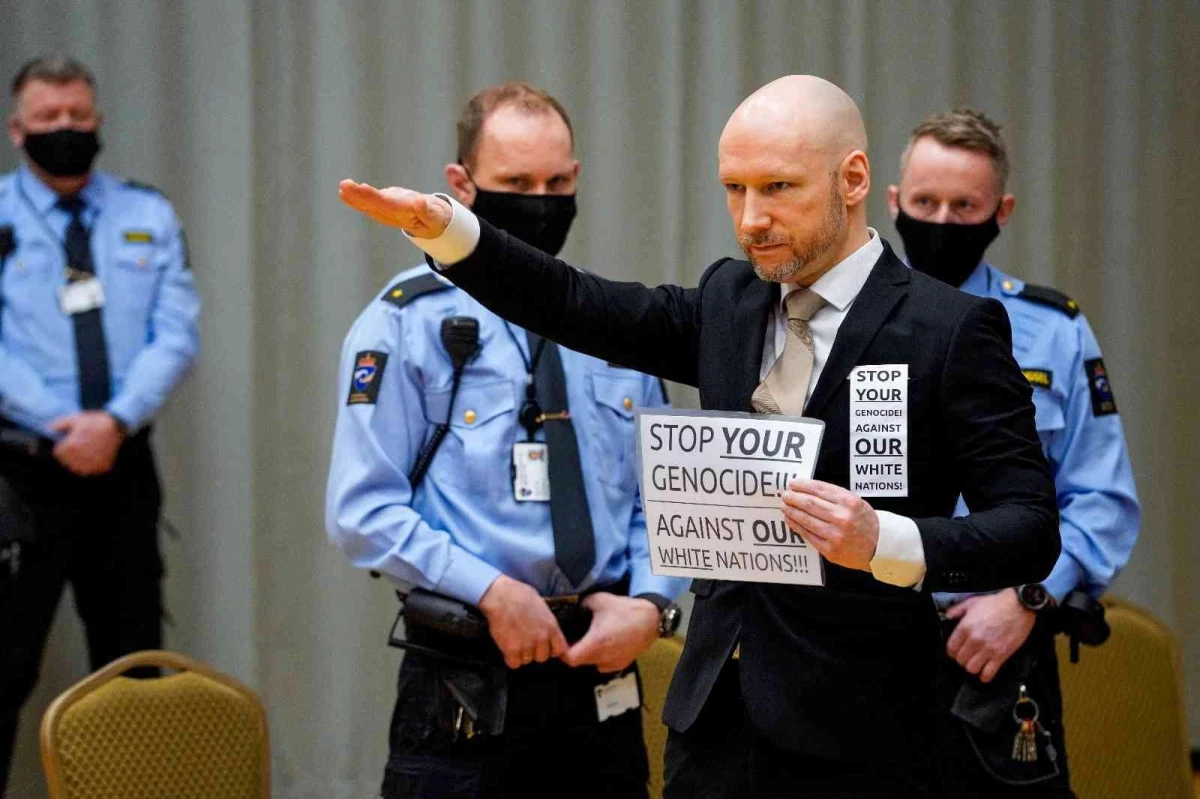 Seri katil Breivik\'ten mahkemede Nazi selamı