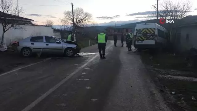 Servis minibüsü ile otomobil çarpıştı: 15 yaralı