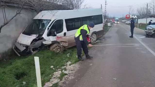 Servis minibüsü ile otomobil çarpıştı: 15 yaralı