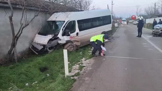 Servis minibüsü ile otomobil çarpıştı: 15 yaralı