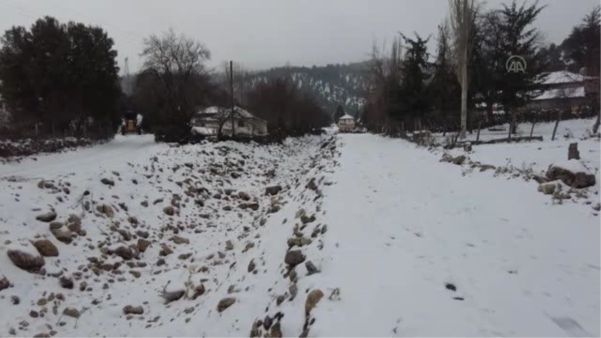 Seydikemer\'de karla kaplı yollar belediye ekiplerince açıldı