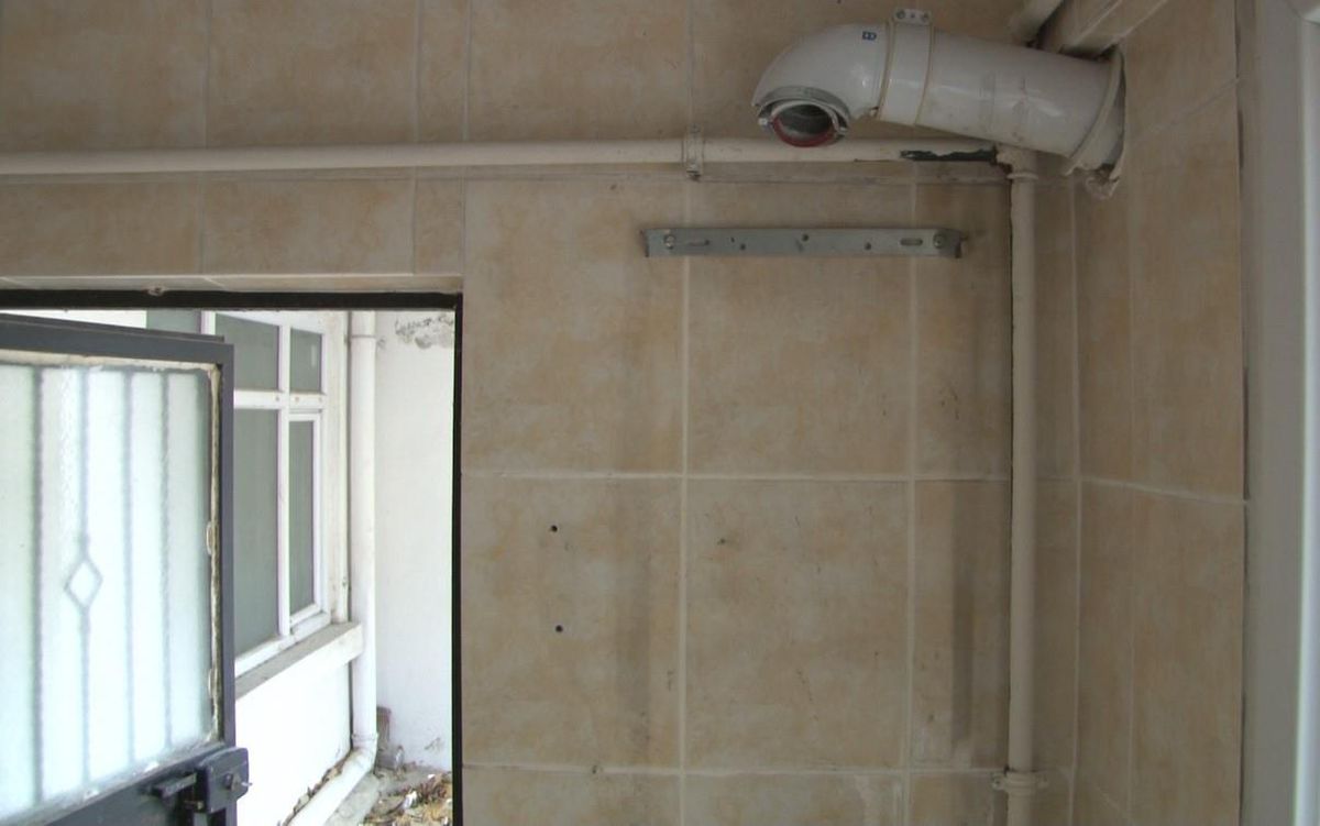 Gaziosmanpaşa'da sırtladığı kombiyi böyle çaldı