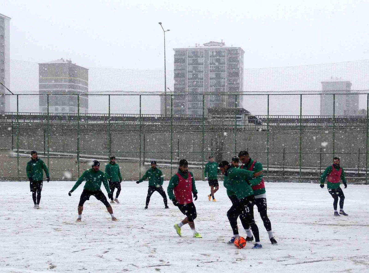 Sivas Belediyespor, kar altında çalıştı